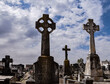 cementerio catolico con cruz en tumba