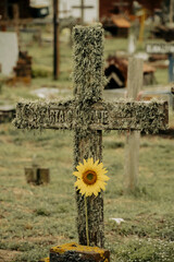 cementerio catolico con cruz en tumba