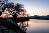 Fototapeta Pomosty - 琵琶湖畔にある小さな池の夕暮れ　夕陽に染まる水面