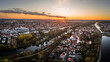 Panorama der Stadt Regensburg in Bayern mit dem Fluss Donau dem Dom und der steinernen Brücke im Herbst während Sonnenuntergang, Deutschland