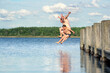 Vater und Söhne springen in den See