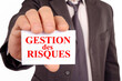 © Richard Villalon - Homme d'affaires tenant une carte sur laquelle est écrit gestion des risques