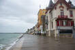 Saint-Malo, la digue à marée haute un jour gris