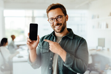 Aufkleber - man recommending a mobile phone in an office