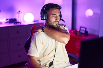 Poster - Young hispanic man streamer stressed using computer at gaming room