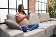 © Krakenimages.com - Young latin woman pregnant using smartphone at home