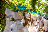 Fototapeta Desenie - Praia de Trancoso, Bahia, Brasil. 2 de fevereiro de 2023. Mulheres carregando cestos de flores em Festa popular para celebrar o Dia de Iemanjá, o evento atrai pessoas de religiões afro-brasileiras