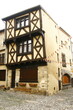 Une façade de maison à colombages dans la cité médiévale de Billom, située dans le département du Puy-de-Dôme dans la région Auvergne-Rhône-Alpes
