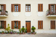 Türen und Fenster italienischer Häuser auf Sardinien
