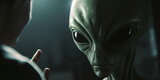 Póster alienígenas en contacto con una persona asustada, extraterrestre sobre fondo negro, creado con IA generativa