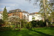 Frühling und Sonnenschein im Bethmannpark mit grünem Rasen und blühenden Bäumen an der Berger Straße im Stadtteil Bornheim in Frankfurt am Main in Hessen