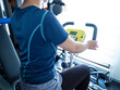 © ODN - アップライトバイクでトレーニングする女性