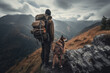 ein Rucksacktourist steht mit seinem Hund auf ein Berg und betrachtet die Landschaft