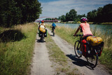 Fototapeta Sawanna - Familie auf einer Fahrradtour entlang des Dortmund-Ems Kanals bei Münster in den Sommerferien, Deutschland