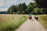 Fototapeta Sawanna - Familie auf einer Fahrradtour durch Niedersachsen in den Sommerferien, Deutschland