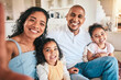 © Clayton Daniels/peopleimages.com - Happy family, portrait and smile for selfie, photo or profile picture on a sofa in their home. Love, face and photograph pf children with parents in a living room, excited and bonding on the weekend