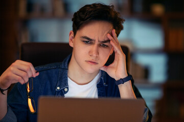 Aufkleber - Closeup of concerned guy freelancer looking at laptop screen