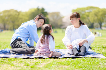 Poster - 公園でピクニックをする家族