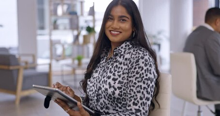 Aufkleber - Business woman face, tablet and smile at desk for productivity, planning or internet research. Portrait of happy female worker, digital technology and online information of data, connection or update