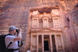 Petra w Jordanii. Turysta fotografujący ruiny miasta wykutego w skale.