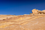 Fototapeta  - Petra w Jordanii. Widok na skalną pustynię na tle błękitnego, bezchmurnego nieba. 