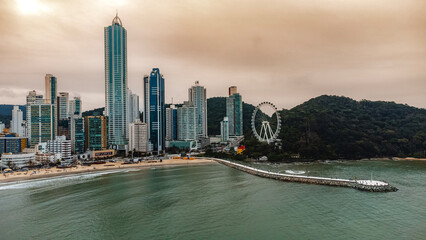 Wall Mural - Cidade Litoral Balneário Camboriú BC SC Santa Catarina Prédios Altos Construtoras Arranha Céu Mar Oceano Viagem Verão Turismo Turístico Roda Gigante Molhe Especulação Imobiliária Imóveis Barcos Drone