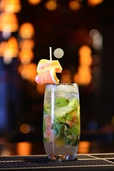 Poster - Vertical closeup of a refreshing citrusy cocktail on a bar counter