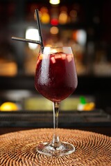 Poster - Vertical closeup of a delicious refreshing cocktail on a bar counter