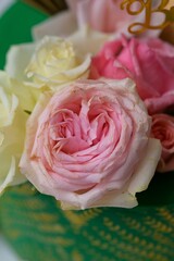 Canvas Print - Vertical closeup of a green cake decorated with pink roses