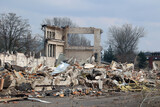 Rozbiórka. Rozwalone budynki mieszkalne w mieście spowodowane wybuchem bomby w czasie wojny