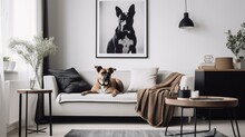 スタイリッシュでスカンジナビアなリビングルームのインテリアは、グレーのソファ、デザインの木製便器、黒いテーブル、ランプ、壁の抽象的な絵画で構成されたモダンなアパートです。ソファの上に横たわる美しい犬。ホームデコレーション
