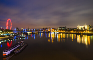 Canvas Print - Evening skyline of London seen across Thames river 