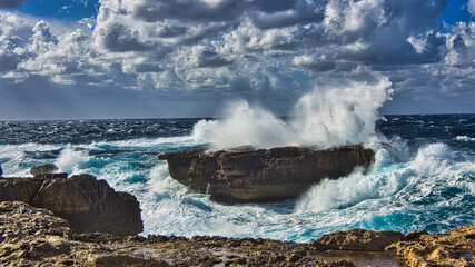 Naklejka na meble waves crashing on the rocks