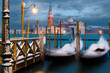 Venezia. Gondole on neve al palo all'alba alle Fondamenta di San Marco verso l'isola di san Giorgio Maggiore