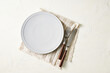 木製のテーブルにナプキンを敷いて皿を置き、横にフォークとナイフを置いてます。
キッチン、家具、インテリアのイメージ写真