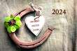 2024 FROHES NEUES JAHR Dekoration mit Glücksklee Herz und Hufeisen mit Text
