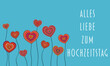 Alles Liebe zum Hochzeitstag, Schriftzug in deutscher Sprache. Grußkarte mit bunten Herzen auf hellblauem Hintergrund.