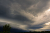 Fototapeta Tęcza - illustration d'un ciel avec des gros nuages dans les teintes de gris et blanc