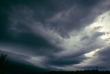 Fototapeta Tęcza - illustration d'un ciel avec ses nuages dans les teintes de gris foncé