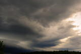 Fototapeta Tęcza - illustration d'un ciel avec des gros nuages dans les teintes de gris et blanc