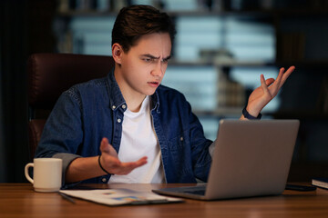 Aufkleber - Irritated angry young man employee working on laptop at office
