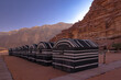 Wadi Rum w Jordanii. Namioty na pustyni przy formacjach skalnych.