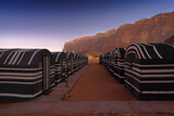 Fototapeta  - Wadi Rum w Jordanii. Namioty na pustyni przy formacjach skalnych.