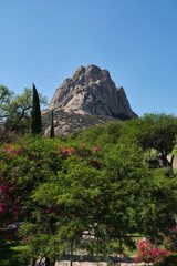 Peña de Bernal vista al medio día con vegetación en las faldas en el Pueblo Magico de Bernal Queretaro 