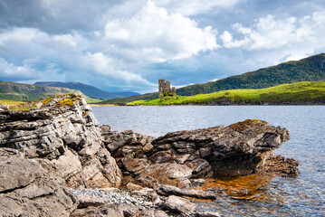 Wall Mural - View to Ardvreck Castle, a ruinous old stronghold of the MacLeods of Assynt, in a beautiful spot on the banks of Loch Assynt.