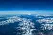 Berglandschaft aufgenommen aus dem Flugzeug cockpit 