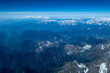 Berglandschaft aufgenommen aus dem Flugzeug cockpit 