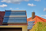 Fototapeta  - Nutzung der Sonnenenergie mit Solarthermieanlage und Solarzellen