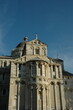 Una delle due facciate della cattedrale di Pisa in piazza dei Miracoli .