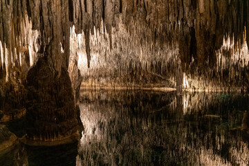 Wall Mural - Le Grotte del Drago sono un complesso di grotte calcaree situate in Spagna, nella costa orientale dell'isola di Maiorca, nelle Isole Baleari.